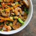 Salade vietnamienne aux crevettes et à la mangue