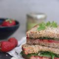Sandwich grillé fraises-tapenade-blettes