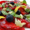 Salade aux poivrons grillés, câpres et olives