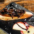 Foie gras cuit sur tapis de miel au romarin