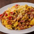 Omelette facile au lard fumé cuite au beurre