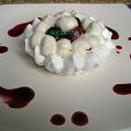 Tartelette en meringue à la cerise et crème à[...]