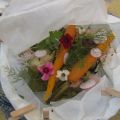 Papillote de saumon, ses légumes et ses fleurs,[...]