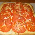 Tarte feuilletée aux tomates et fromage suisse
