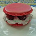 Gros macaron garni framboise, mousse chocolat[...]