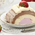 Bûche glacée à la fraise, vanille et chocolat