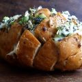 Miche de pain fourrée au fromage et pavot