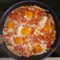 Oeufs au plat et tomates
