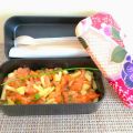 Tartare de saumon cru mariné et ananas en bento[...]