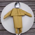 Pliage de serviette en forme de poupée