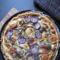 Quiche aux oignons rouges et fromage de chèvre.