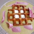 Mâche en velouté et sa gaufrette à la mozzarella