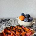 Tarte aux prunes, abricots et miel