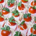 Tartare de tomates et jambon au basilic